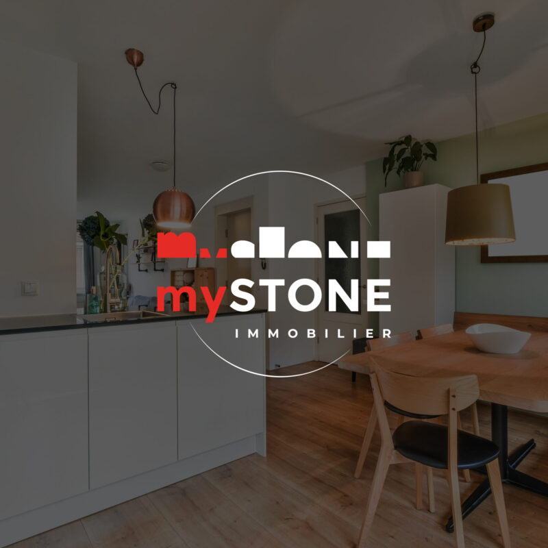 Logo mystone immobilier décliné sur un support de communication par emergence graphique