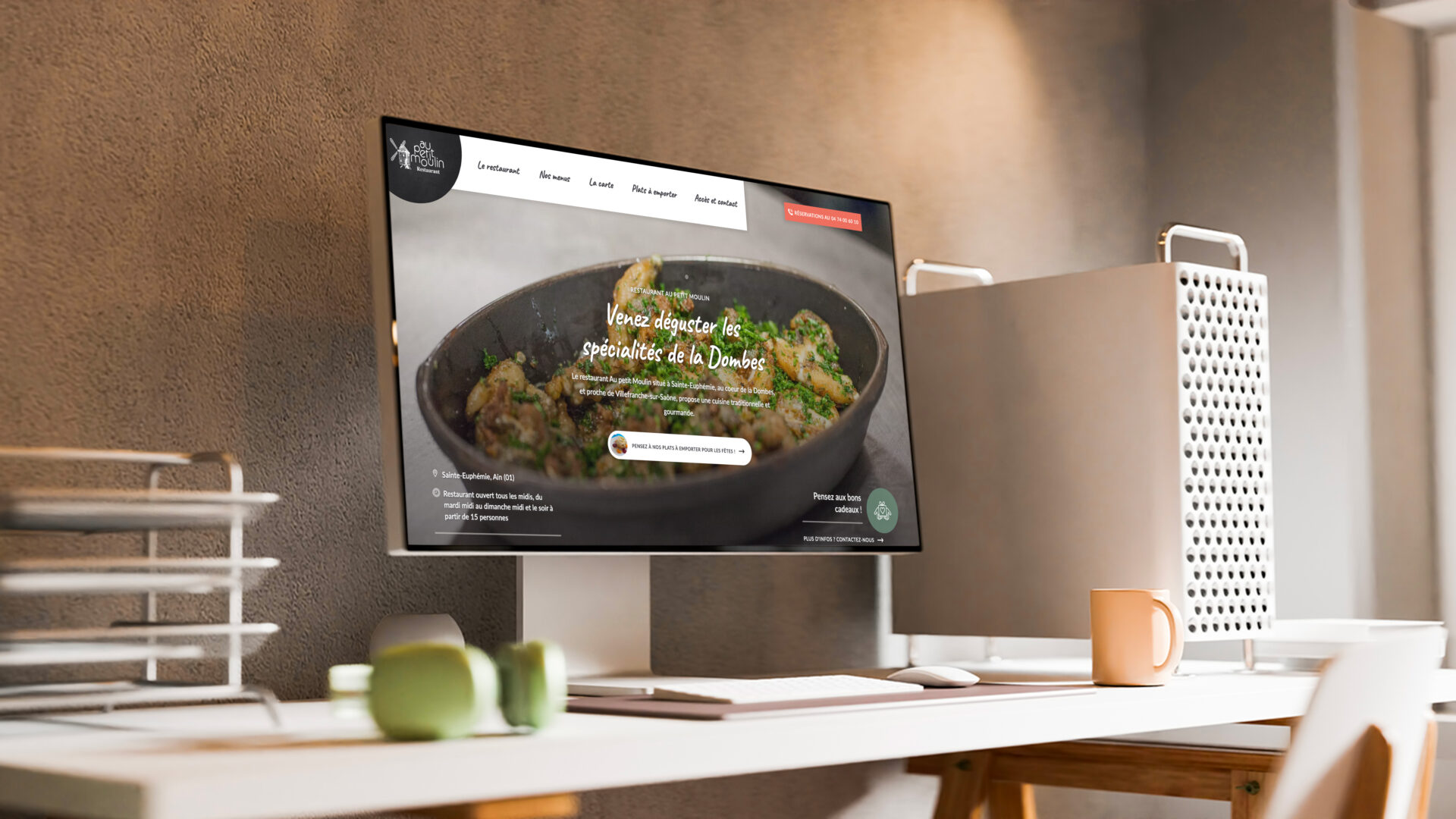 Page d'accueil du site internet du restaurant Au Petit Moulin de Sainte-Euphémie, avec une conception de site internet mettant en valeur les informations pratiques.