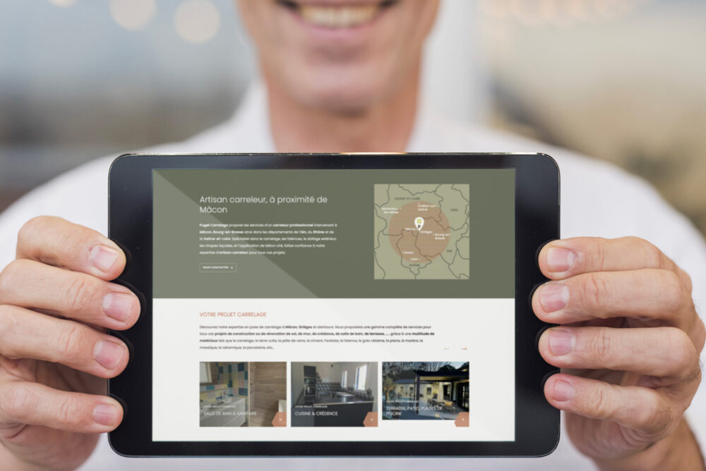 Présentation d'une version responsive d'une page du site internet professionnel Puget Carrelage sur tablette