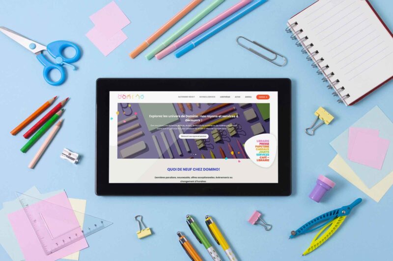 Page d'accueil du site internet de la librairie papeterie Domino, consultée sur tablette dans sa version responsive