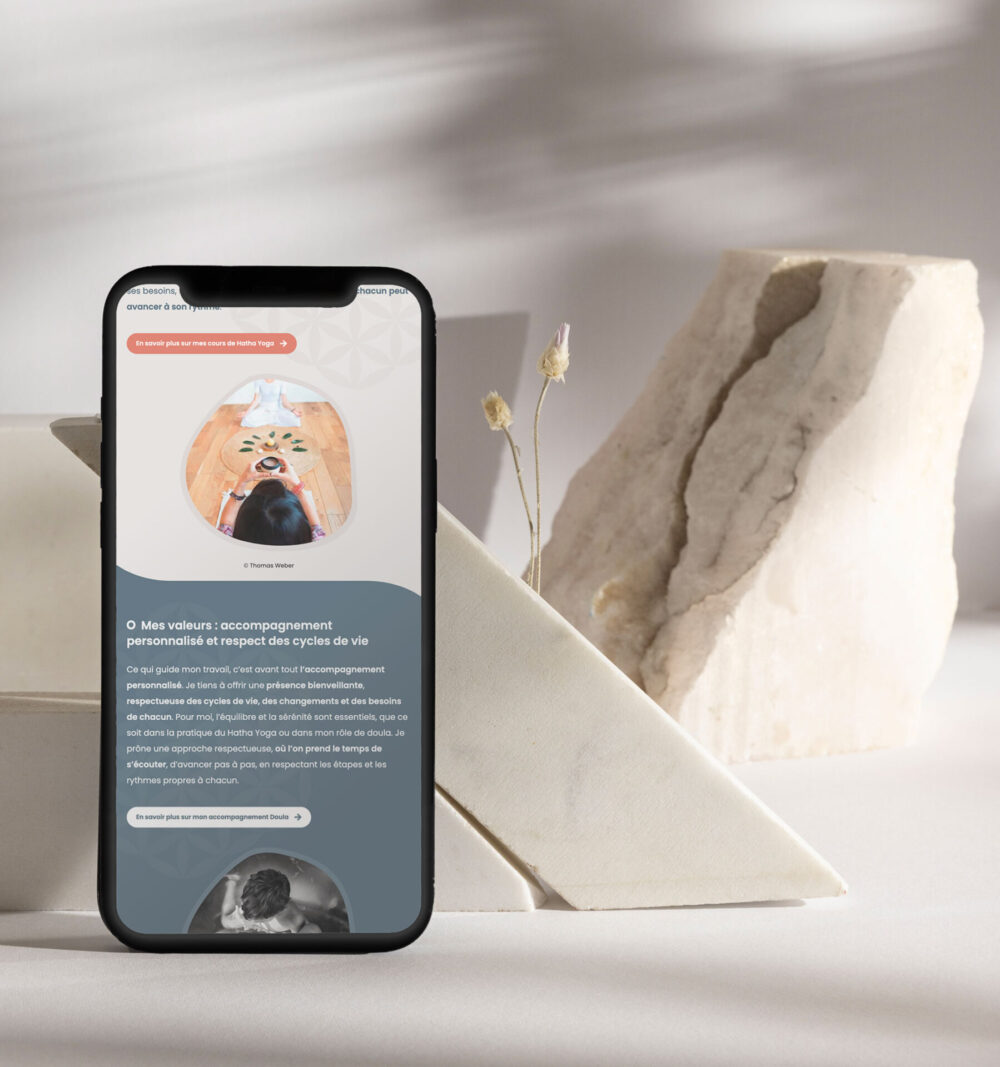 Présentation de la version responsive du site internet de Gaïa Yoga sur smartphone